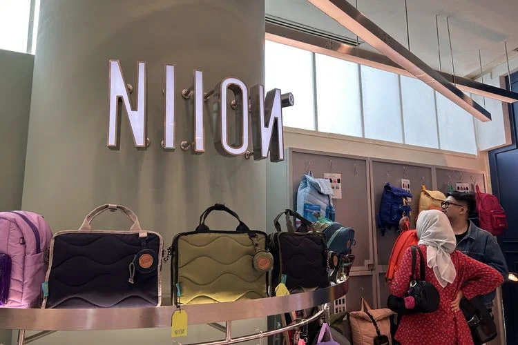 NIION store display with illuminated logo and bags on shelves